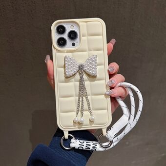 iPhone 15 Pro Max -kotelolle rannelenkillä TPU-puhelimen kuori, söpö 3D-ristikkorusetti-riipus koriste.